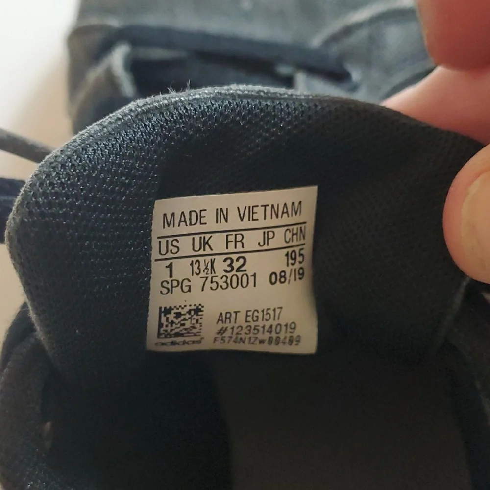 Adidas kids black canvas shoes - Picture 8 of 8